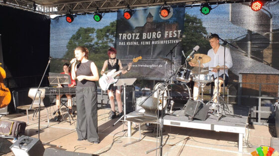 jlb05HowHighTheMoonSmall